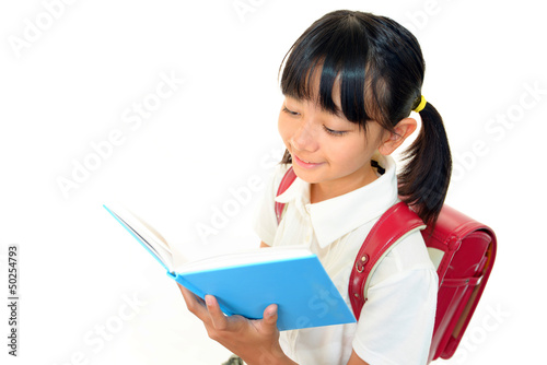 本を持つ女の子