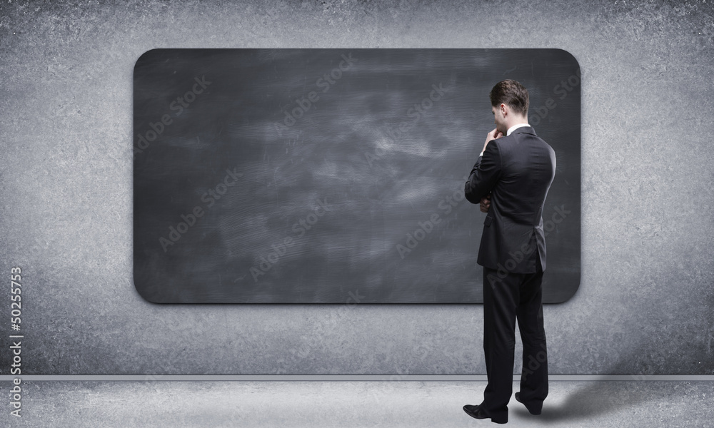Obraz premium man looking at blackboard