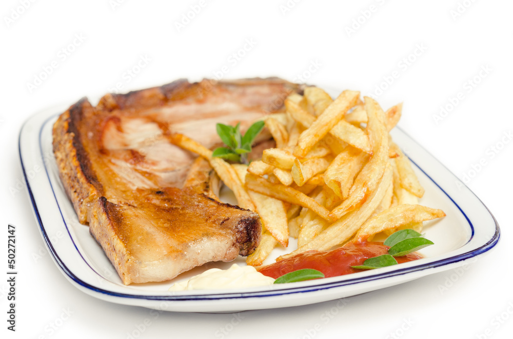 bistecca di maiale arrosto con contorno di patate fritte