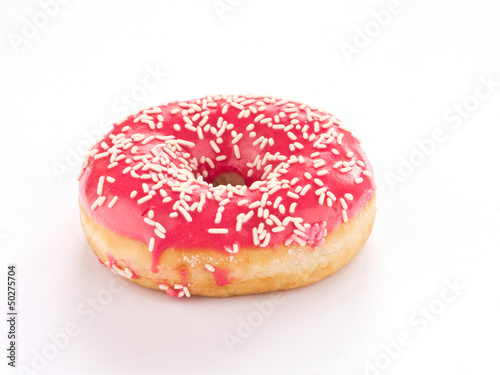 Pinkfarbener Donut vor weissem Hintergrund