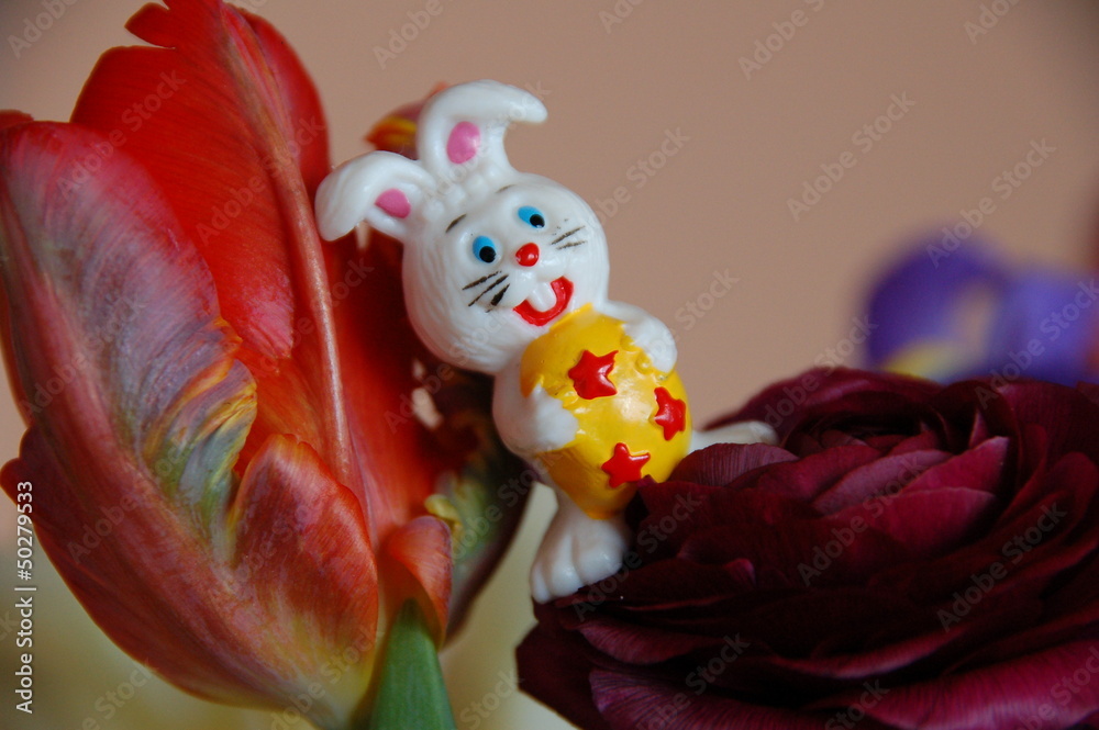 kleiner Osterhase und Blumen