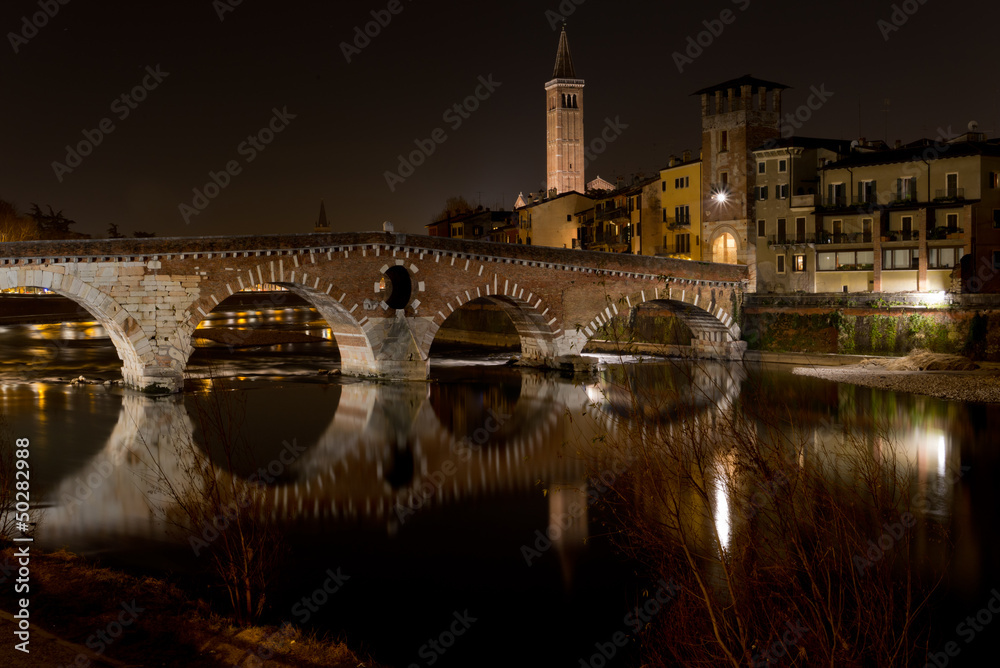 Fiume Adige che attraversa la città di Verona