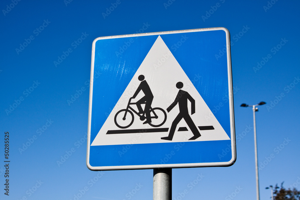 Znak drogowu - Przejście dla pieszych i rowerzystów - obrazy, fototapety, plakaty 