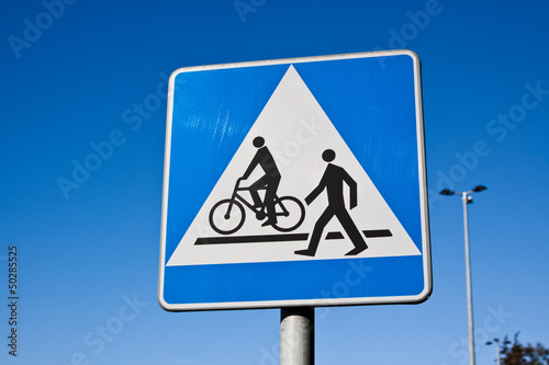Znak drogowu - Przejście dla pieszych i rowerzystów