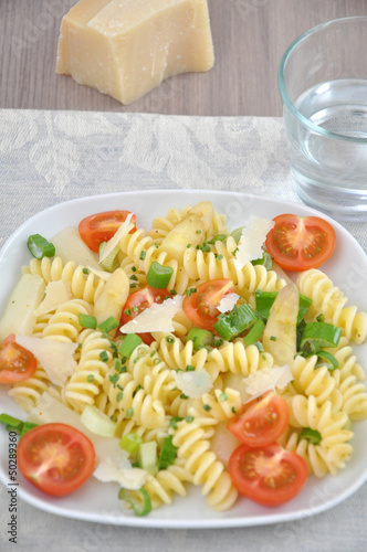 Pasta Primavera mit Spargel und Tomaten photo