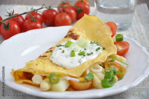 Pfannkuchen mit Spargel und Tomaten