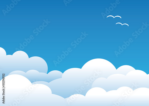 weiße Wolken am blauen Himmel