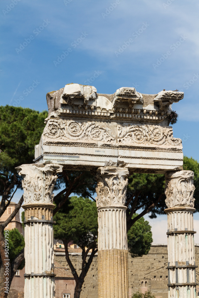 Obraz premium Building ruins and ancient columns in Rome, Italy