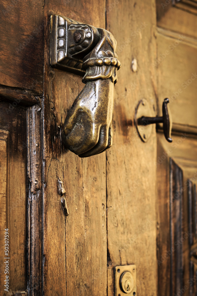 Obraz premium Close-up of ancient door knocker
