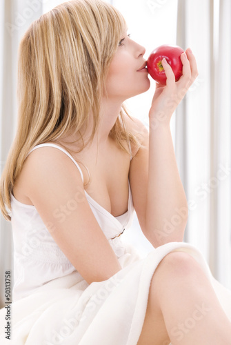 red apple