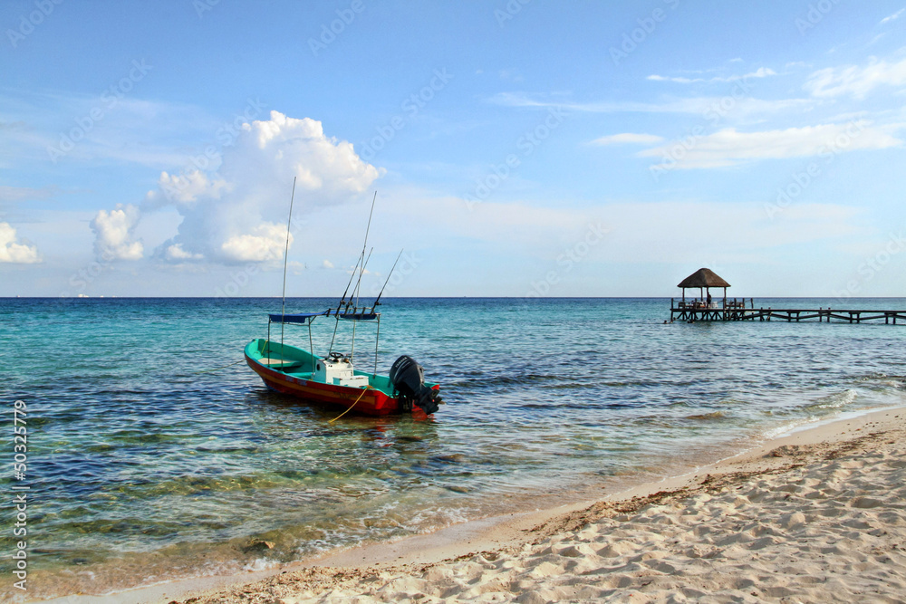 Fototapeta premium Barco pesquero en Playa del Carmen
