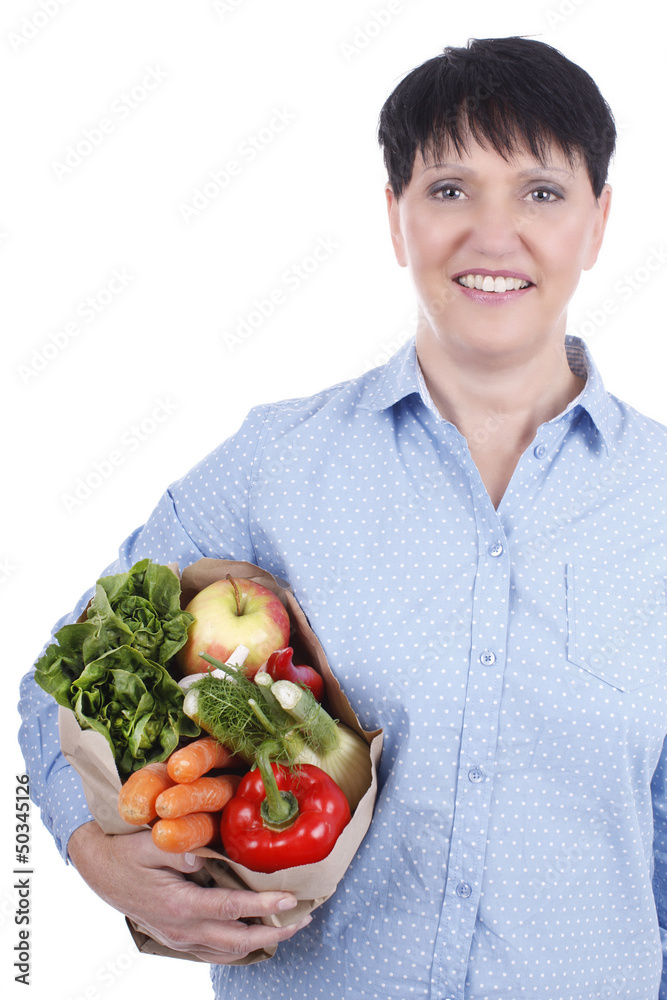 Ältere Frau mit Orange Tüte mit Salat und Gemüse Ältere Frau mit Orange Tüte mit Salat und Gemüse