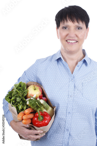   ltere Frau mit Orange T  te mit Salat und Gem  se