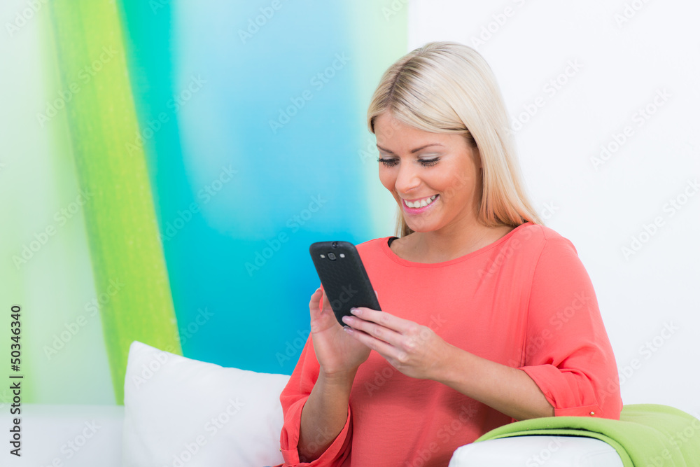 junge frau spielt auf ihrem smartphone junge frau spielt auf ihrem smartphone