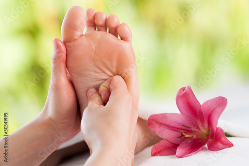 Foto Hands doing foot reflexology.