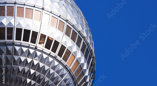 Kugel des Berliner Fernsehturms im Anschnitt vor blauem Himmel