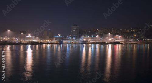 Vista notturna partenza traghetti nel porto di Genova