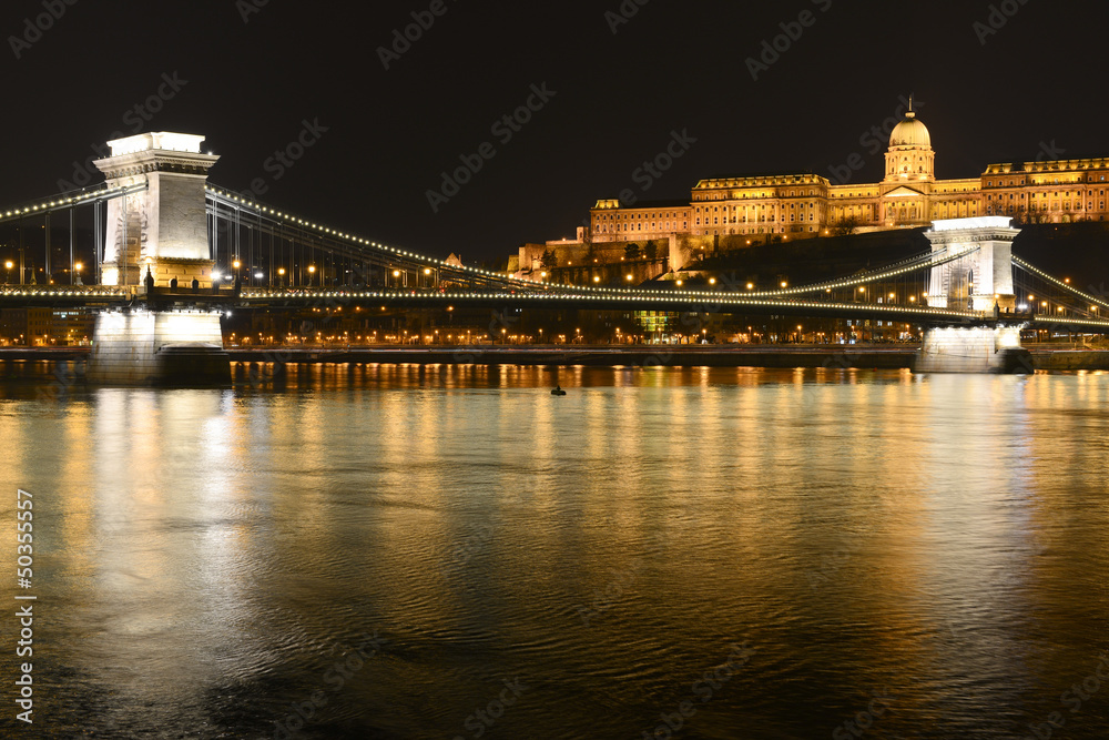 Pont des Chaînes de nuit à Budapest
