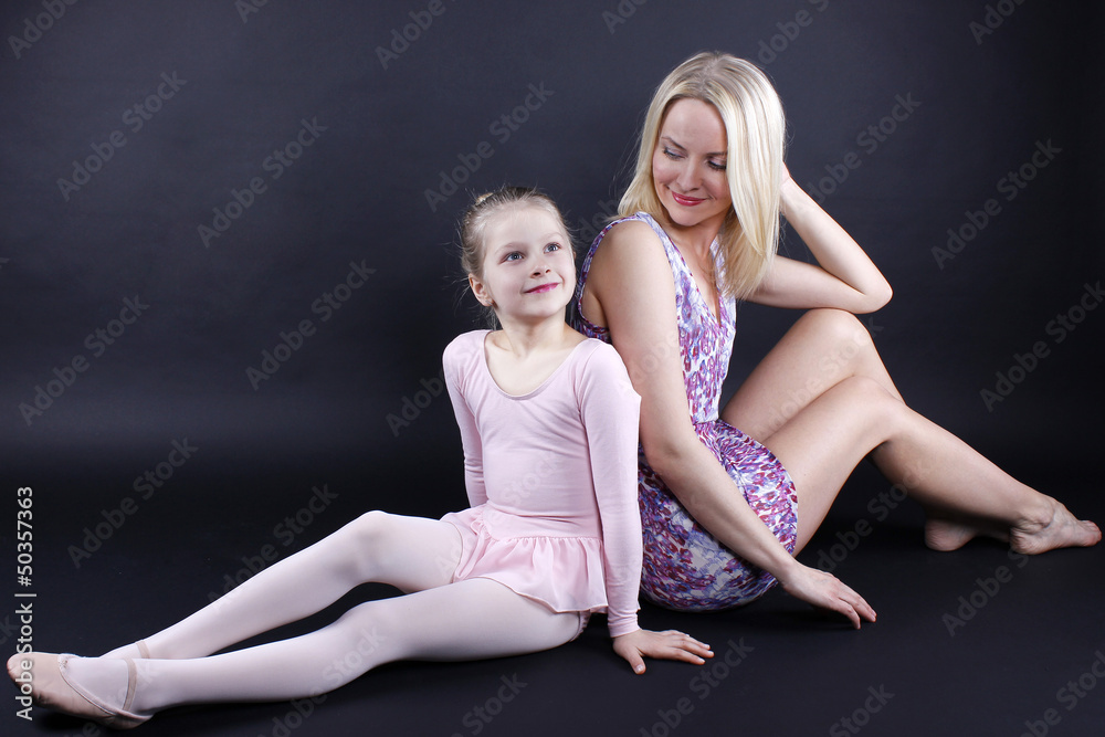 Mutter und Kind entspannen nach dem tanzen