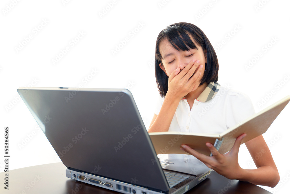 あくびをする女の子 あくびをする女の子