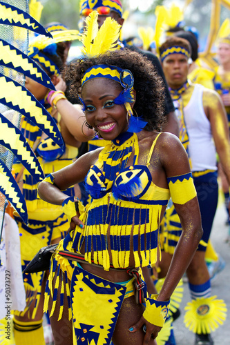 jolie danseuse brésilienne afro défile à carnaval Fototapeta