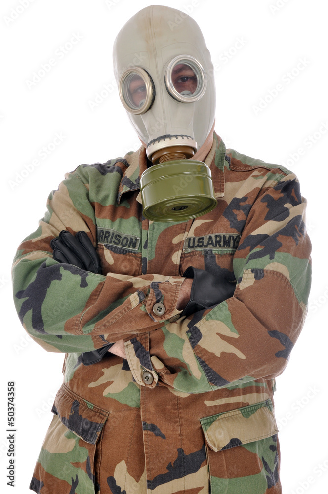 Soldat in Uniform trägt Gasmaske Soldat in Uniform trägt Gasmaske