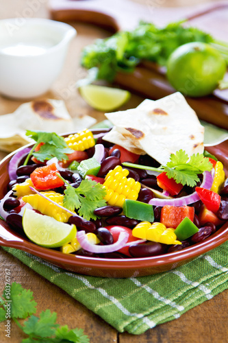 Bean salad with tortilla