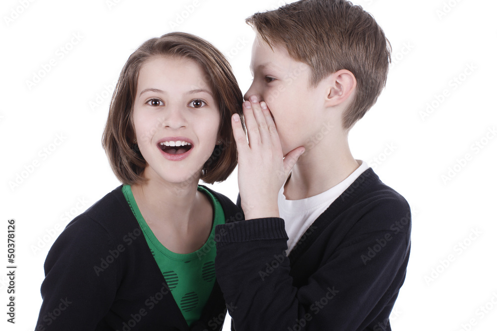 Kinder flüstern sich ein Geheimnis ins Ohr Kinder flüstern sich ein Geheimnis ins Ohr