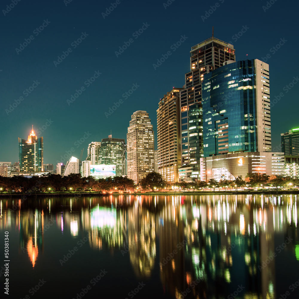 Obraz premium City downtown at night with reflection of skyline