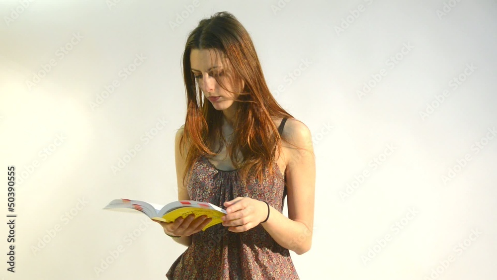 mujer joven leyendo