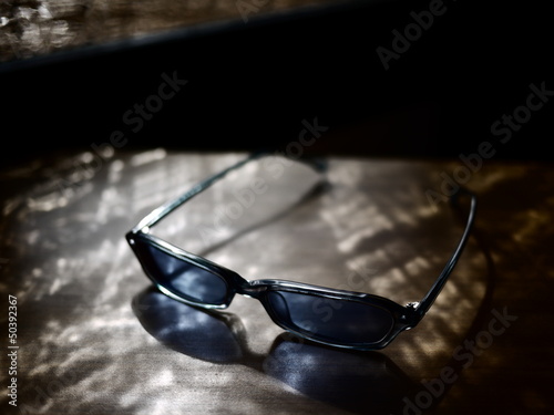 テーブルの上のサングラス