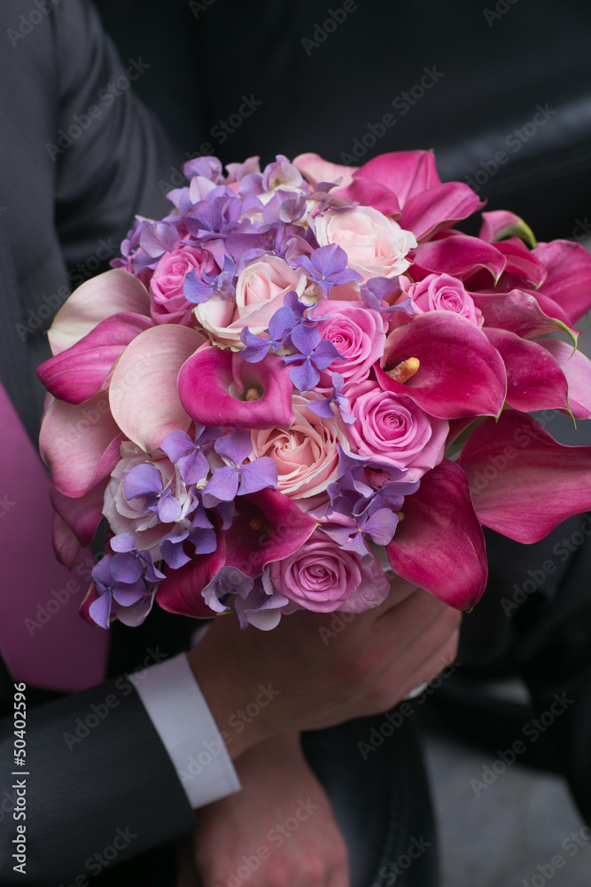 wedding bouquet for bride in hands of groom - obrazy, fototapety, plakaty 