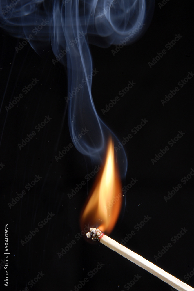 Encendiendo un cerillo,fósforo encendido en fondo negro. Encendiendo un cerillo,fósforo encendido en fondo negro.