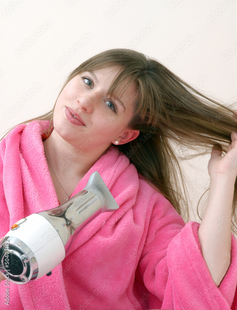 Joven mujer secando su cabello con un secador.baño Stock Photo | Adobe Stock