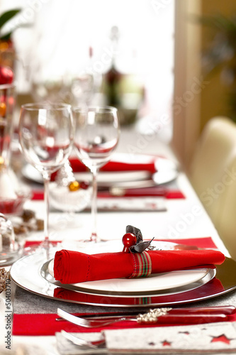 Weihnachtlich gedeckte Festtagstafel