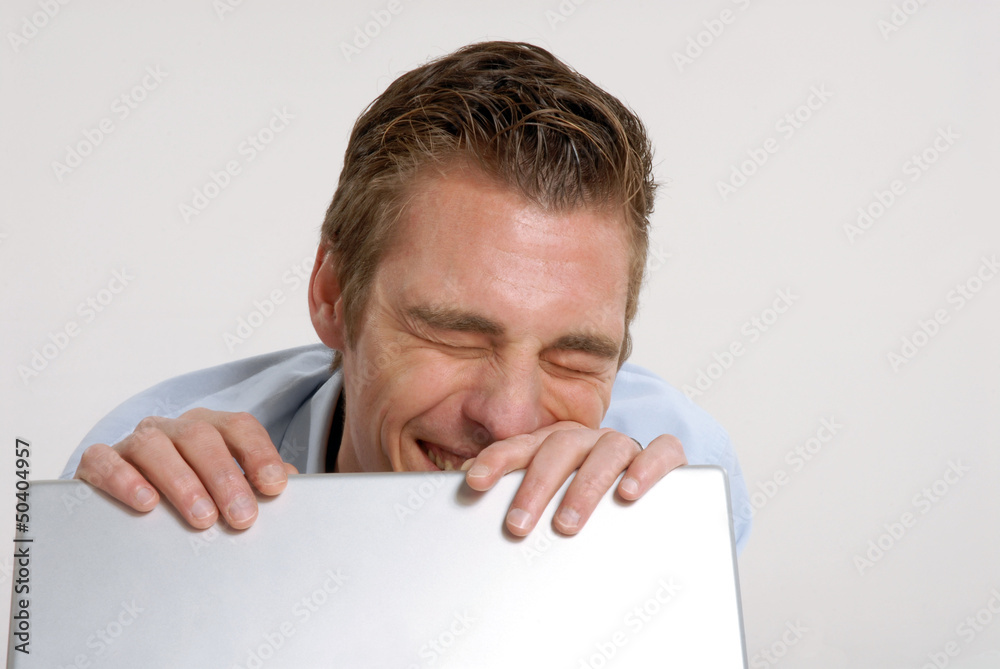 Joven ejecutivo trabajando en un ordenador,computadora Joven ejecutivo trabajando en un ordenador,computadora