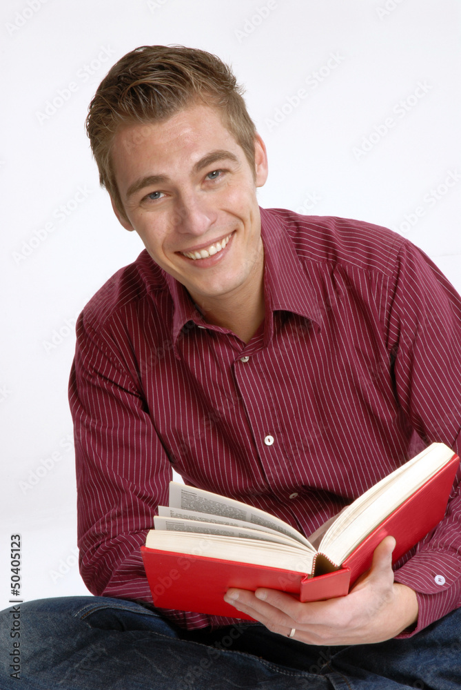 Hombre joven leyendo un libro.Estudiante universitario.
