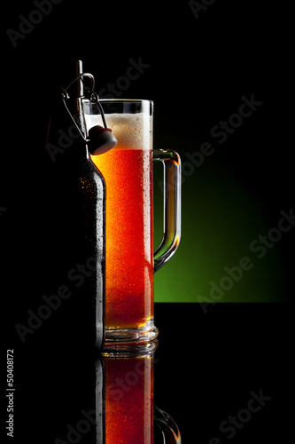 Dunkles Bier in Glas und Bügelflasche photo