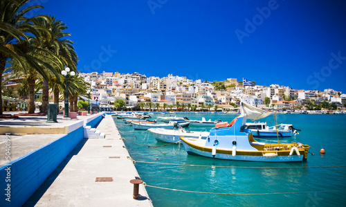 promenada w śródziemnomorskim miasteczku Sitia Grecja Kreta