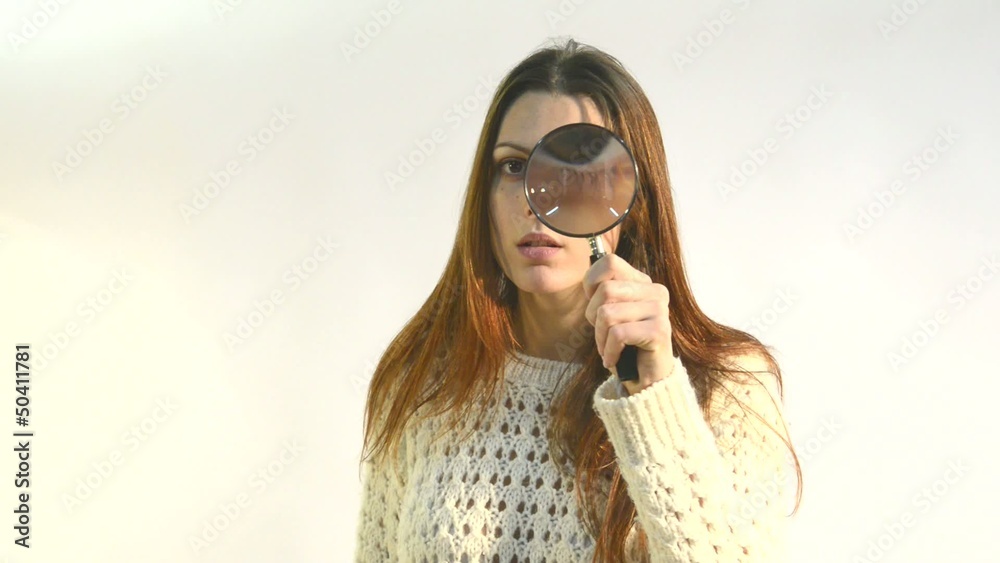 mujer con lupa en el ojo