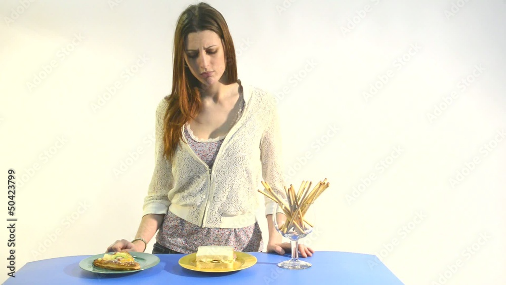 mujer joven intentando hacer regimen
