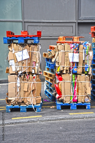 Cartón embalado, palé, material para reciclar, Lyon photo