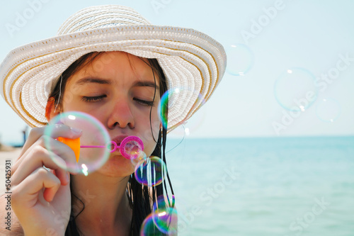 Obraz na płótnie Teen girl blowing bubbles w salonie