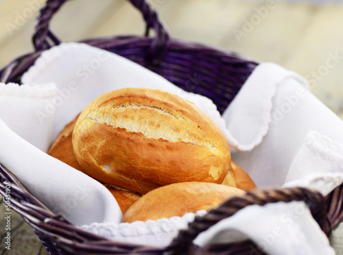 Frische Brötchen im Körbchen