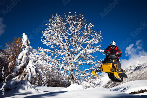 motoslitta in neve fresca