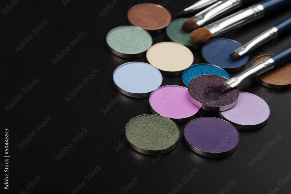 Naklejka premium purple eye-shadows with brush