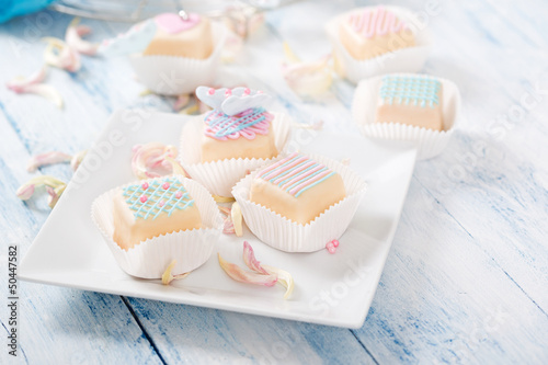 Petits Fours mit weisser Schokolade und Dekor