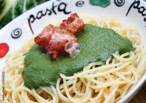 Bild auf Leinwand Pasta mit Mangoldsoße
