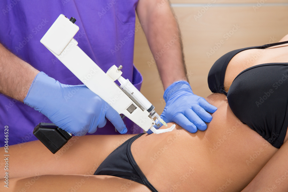 Obraz premium abdominal mesotherapy gun therapy doctor to woman