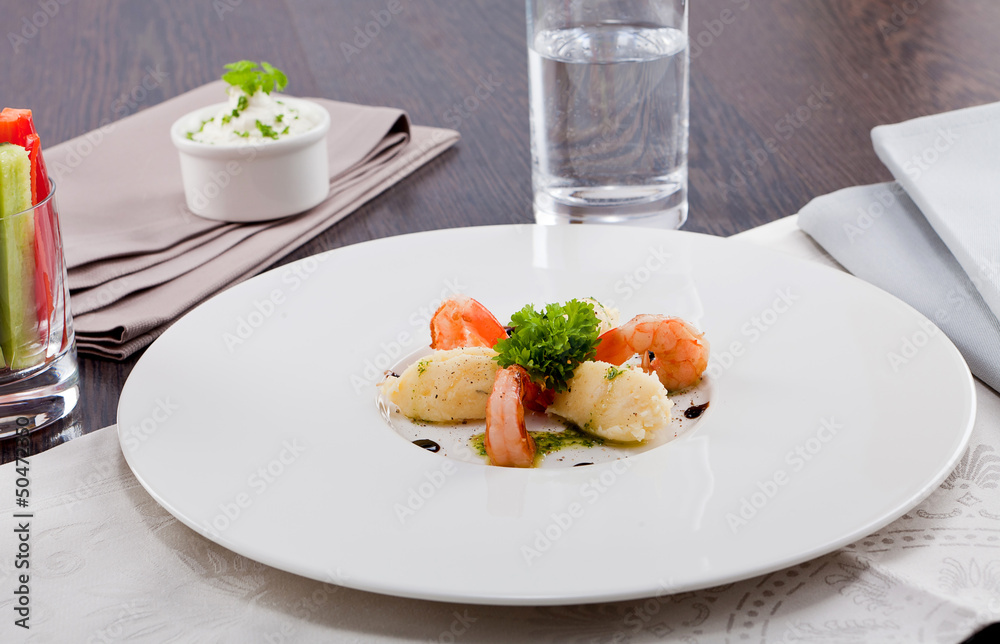frische gebratene Garnelen mit Kartoffelpürree und grüner Krä frische gebratene Garnelen mit Kartoffelpürree und grüner Krä